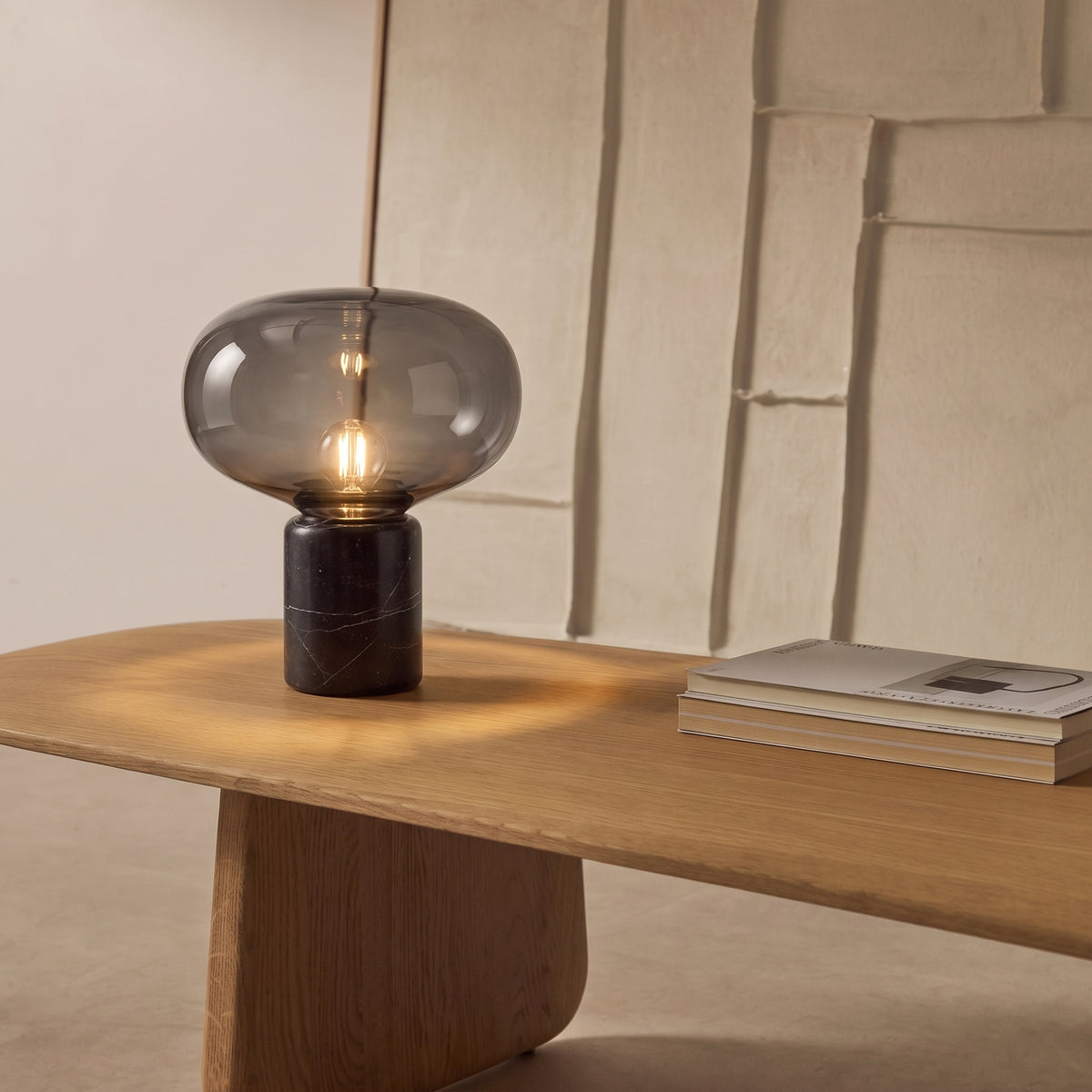 Lampe à poser Avorio en marbre noir et verre