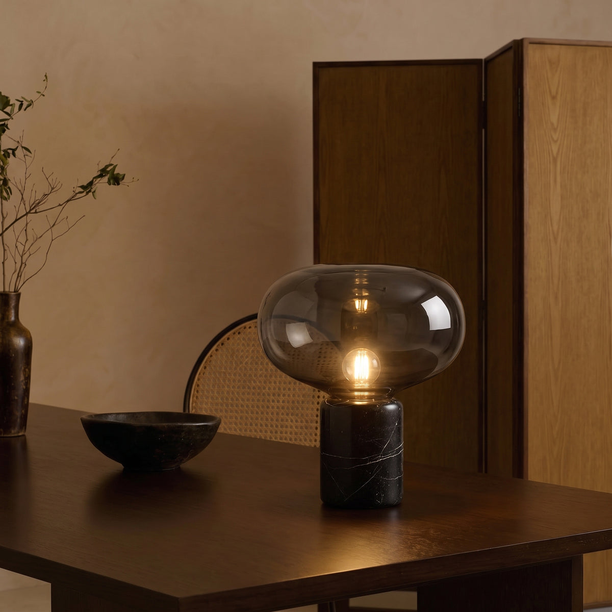 Lampe à poser Avorio en marbre noir et verre