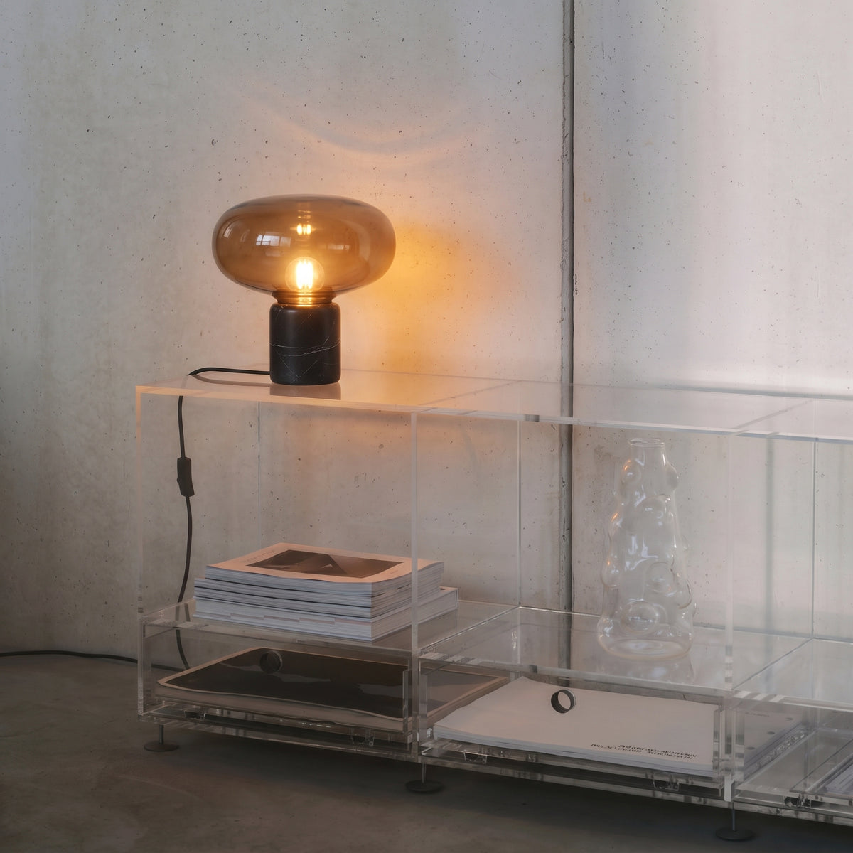 Lampe à poser Avorio en marbre noir et verre
