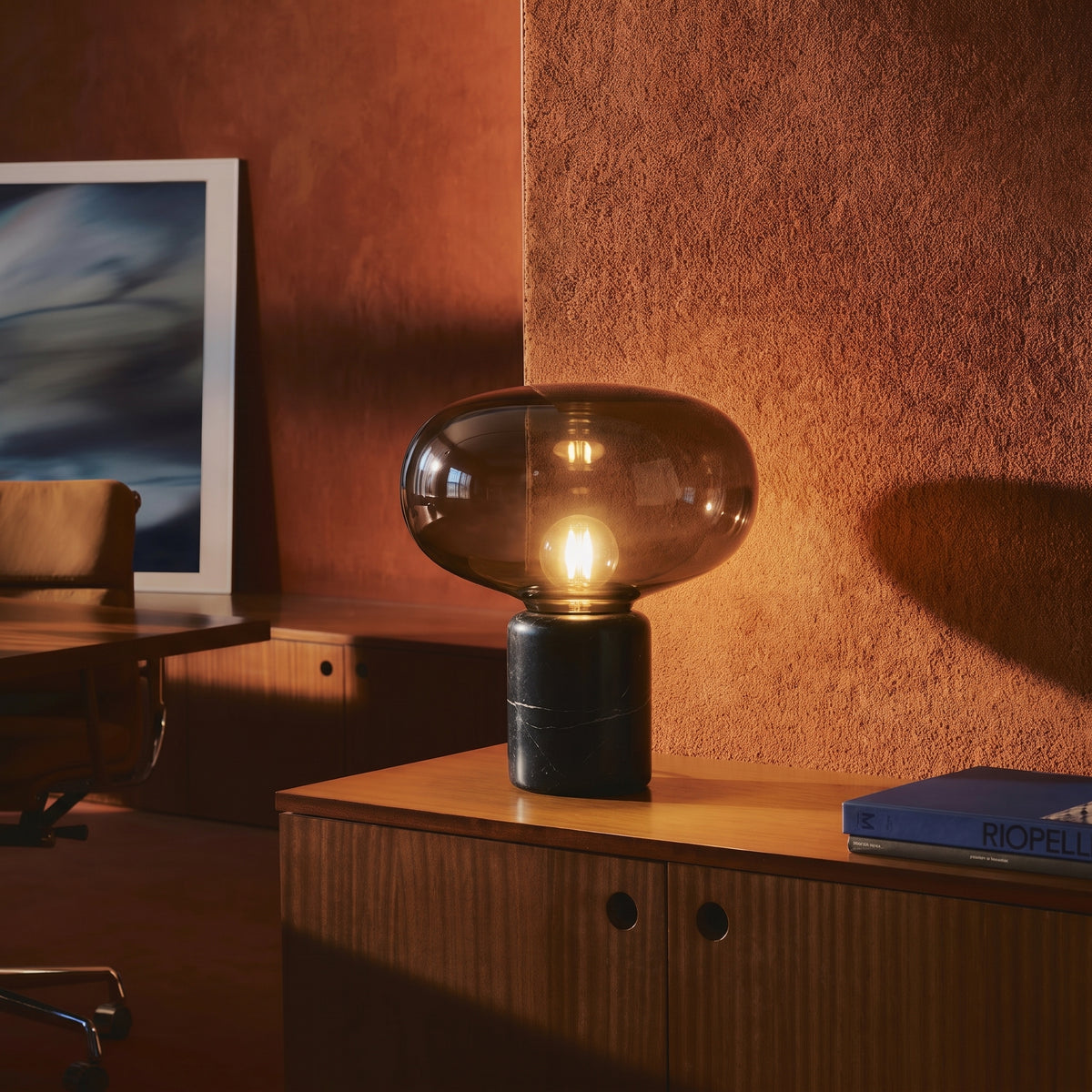 Lampe à poser Avorio en marbre noir et verre