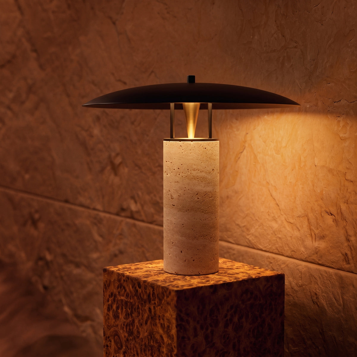 Lampe à poser Calypso en travertin