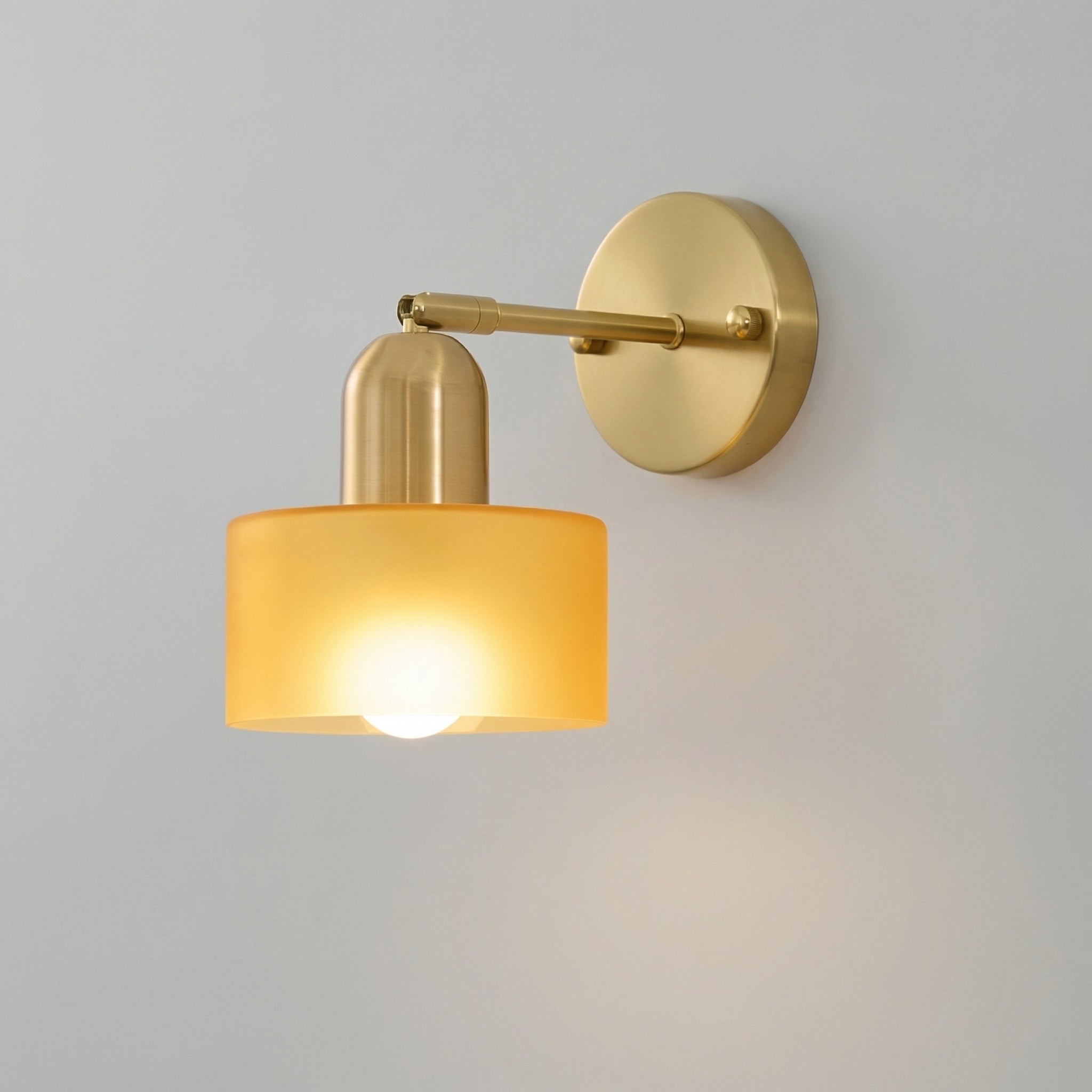 Vägglampa i färgat Bauhaus-glas