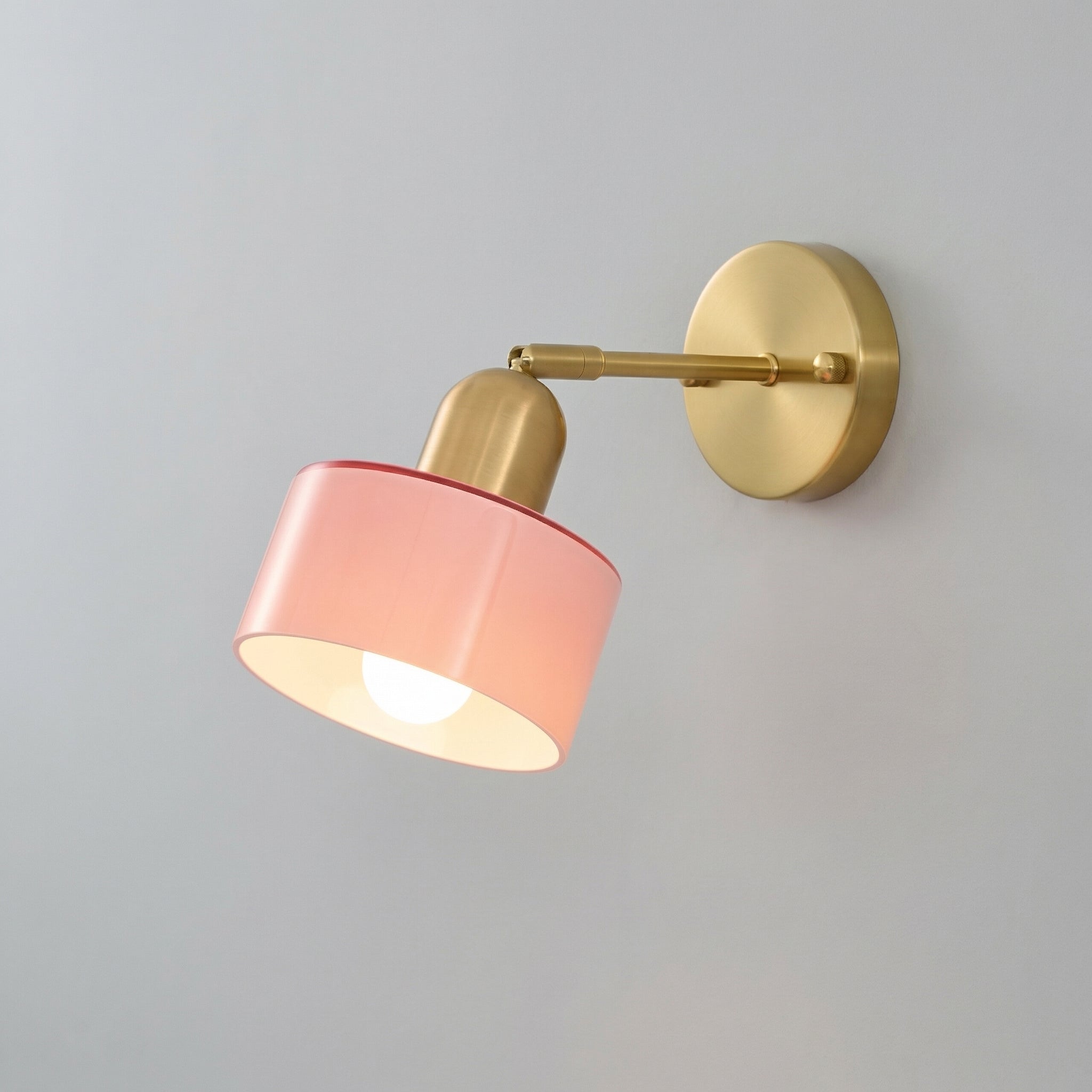 Vägglampa i färgat Bauhaus-glas