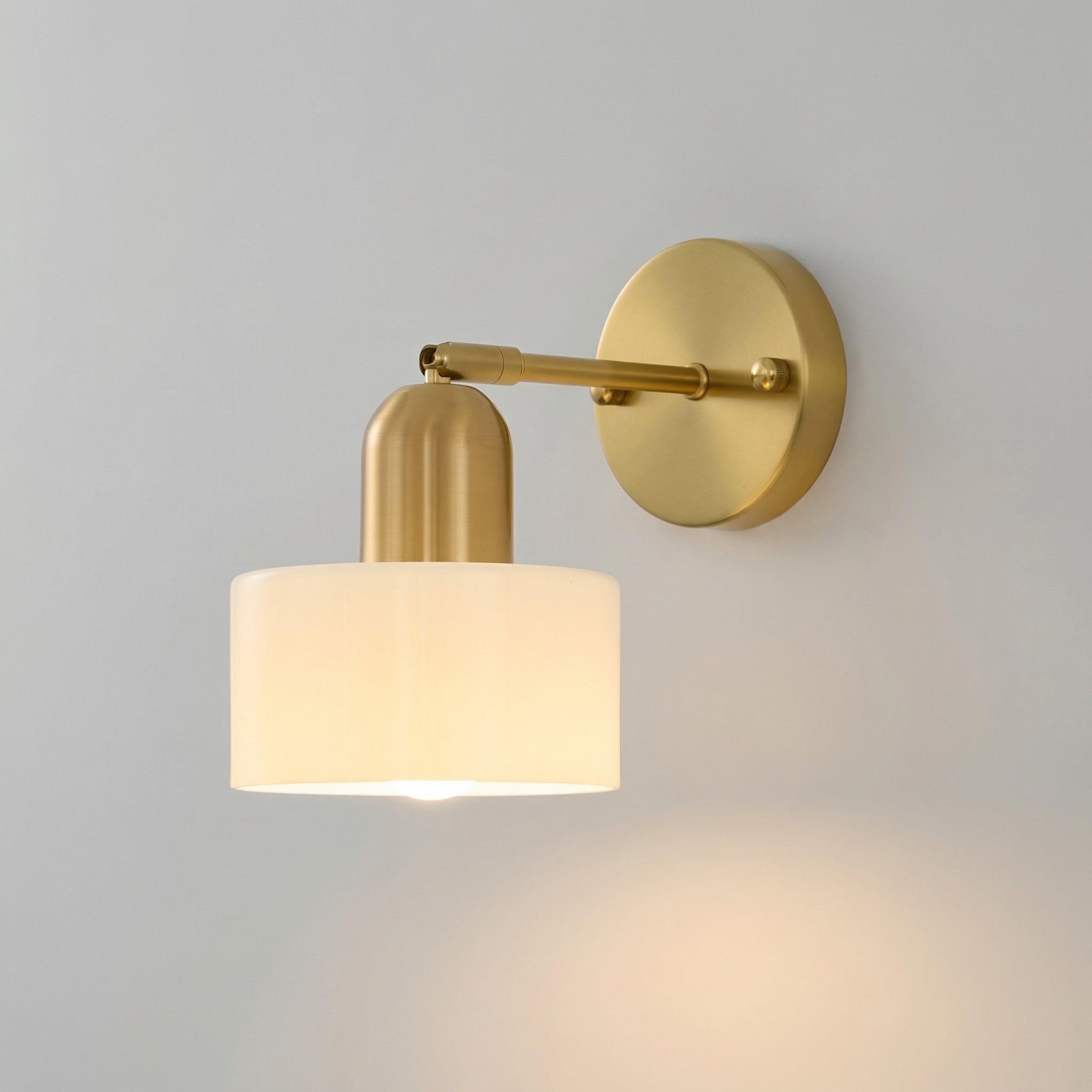 Vägglampa i färgat Bauhaus-glas
