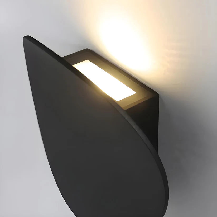Vägglampa i skivformad metall
