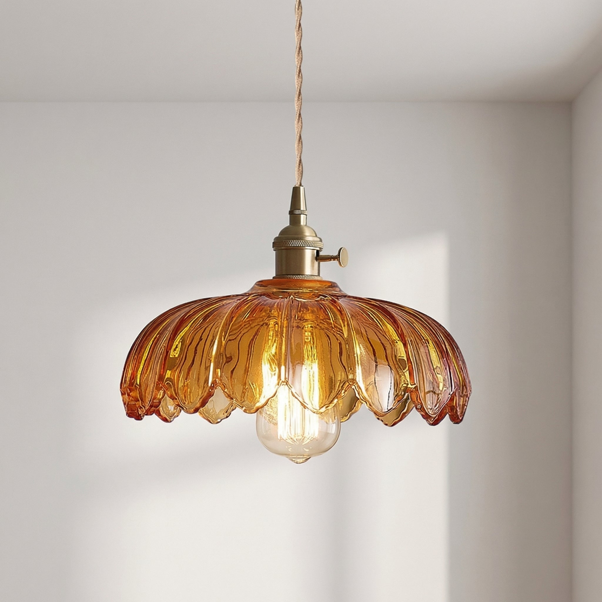 Pendellampe med glasblomst