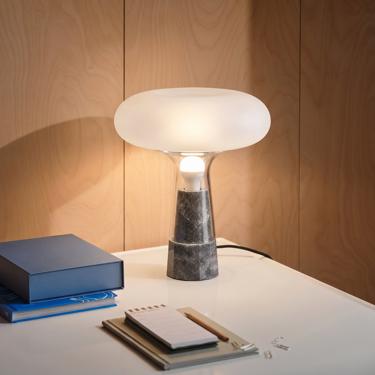 Lampe à poser en marbre gris et verre fumé