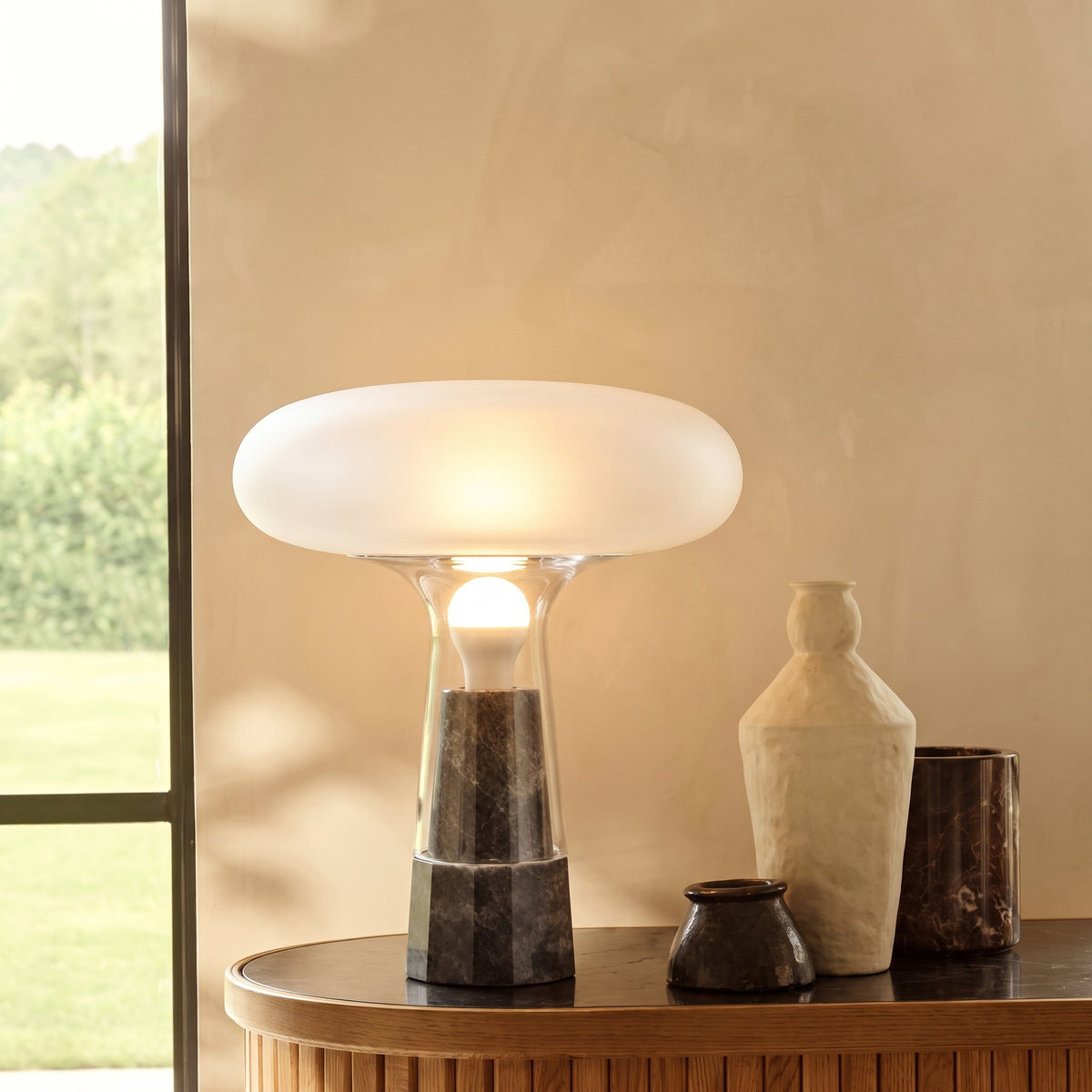Lampe à poser en marbre gris et verre fumé