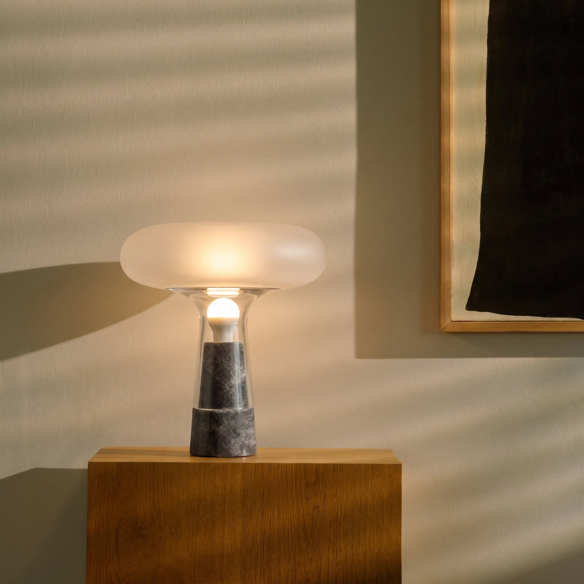 Lampe à poser en marbre gris et verre fumé