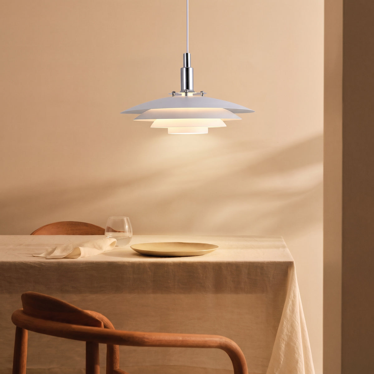 Suspension étagée en métal