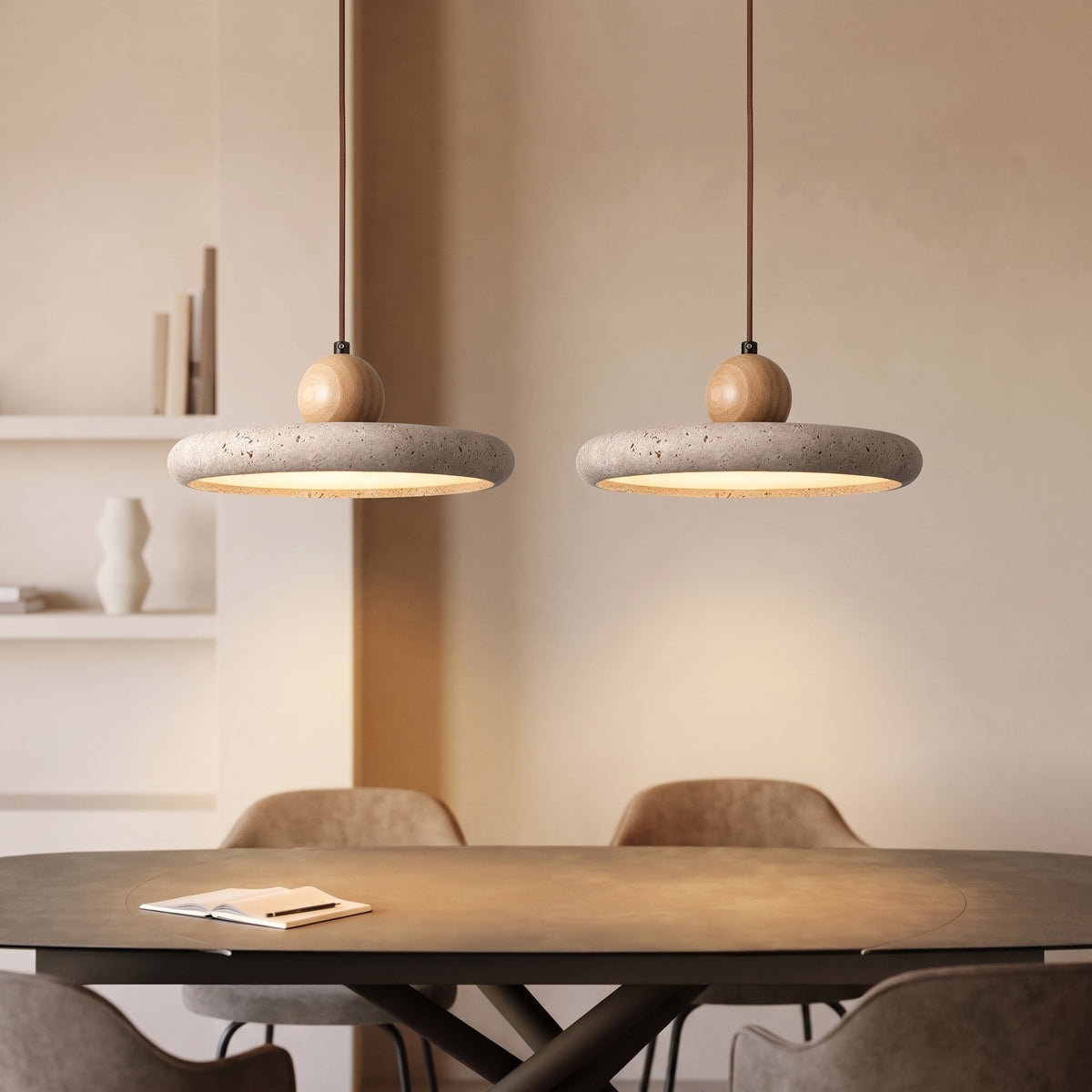 Lampada a sospensione in travertino e legno