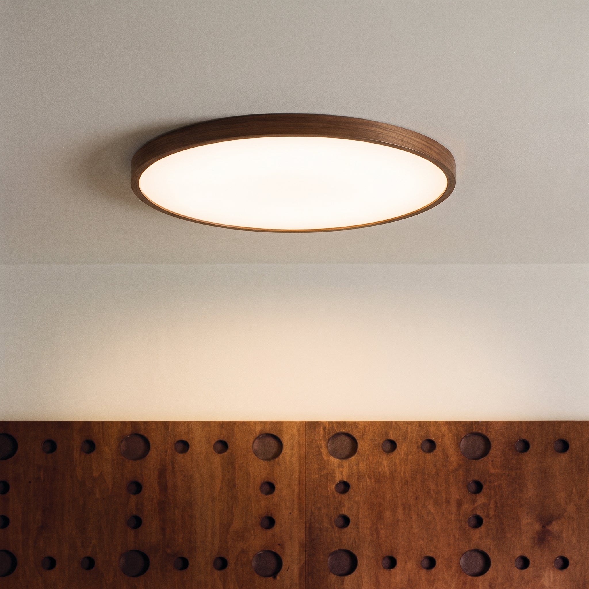 Lampada da soffitto con finitura in legno scuro