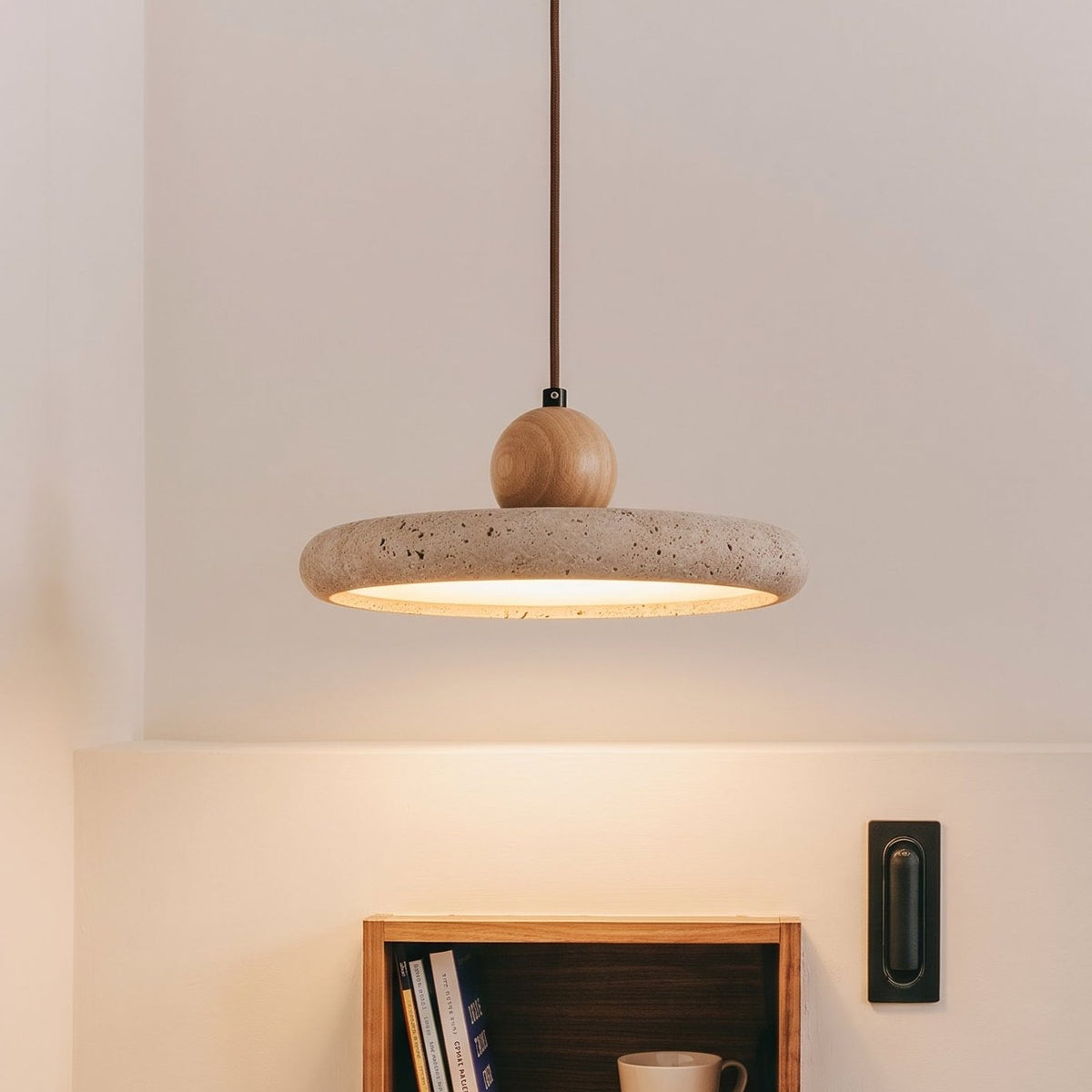 Lampada a sospensione in travertino e legno