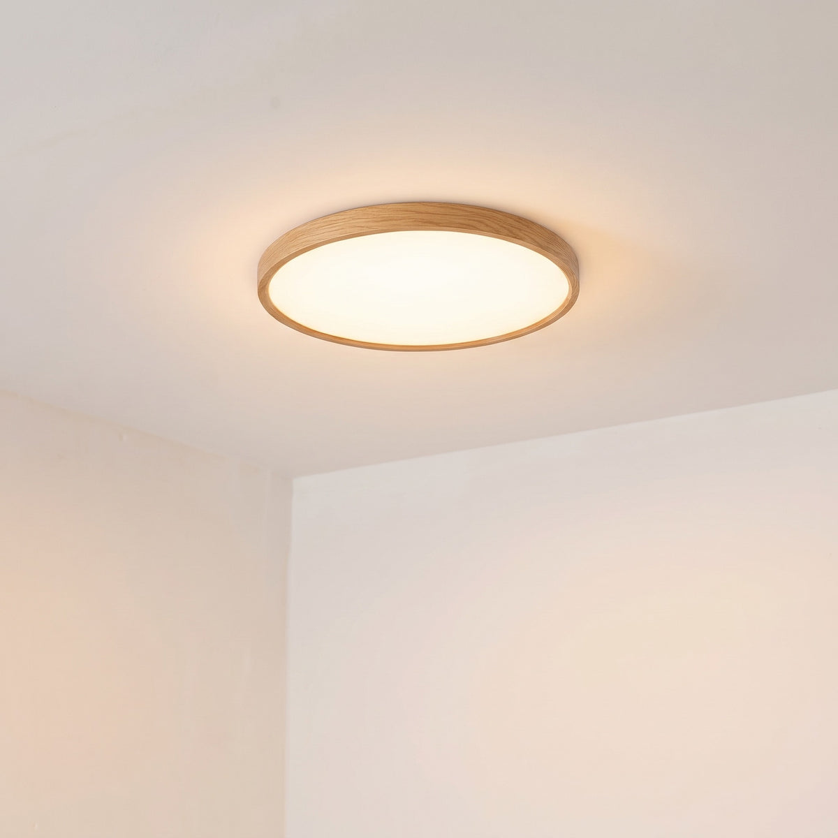Loftslampe i naturtræ, dæmpbar med fjernbetjening