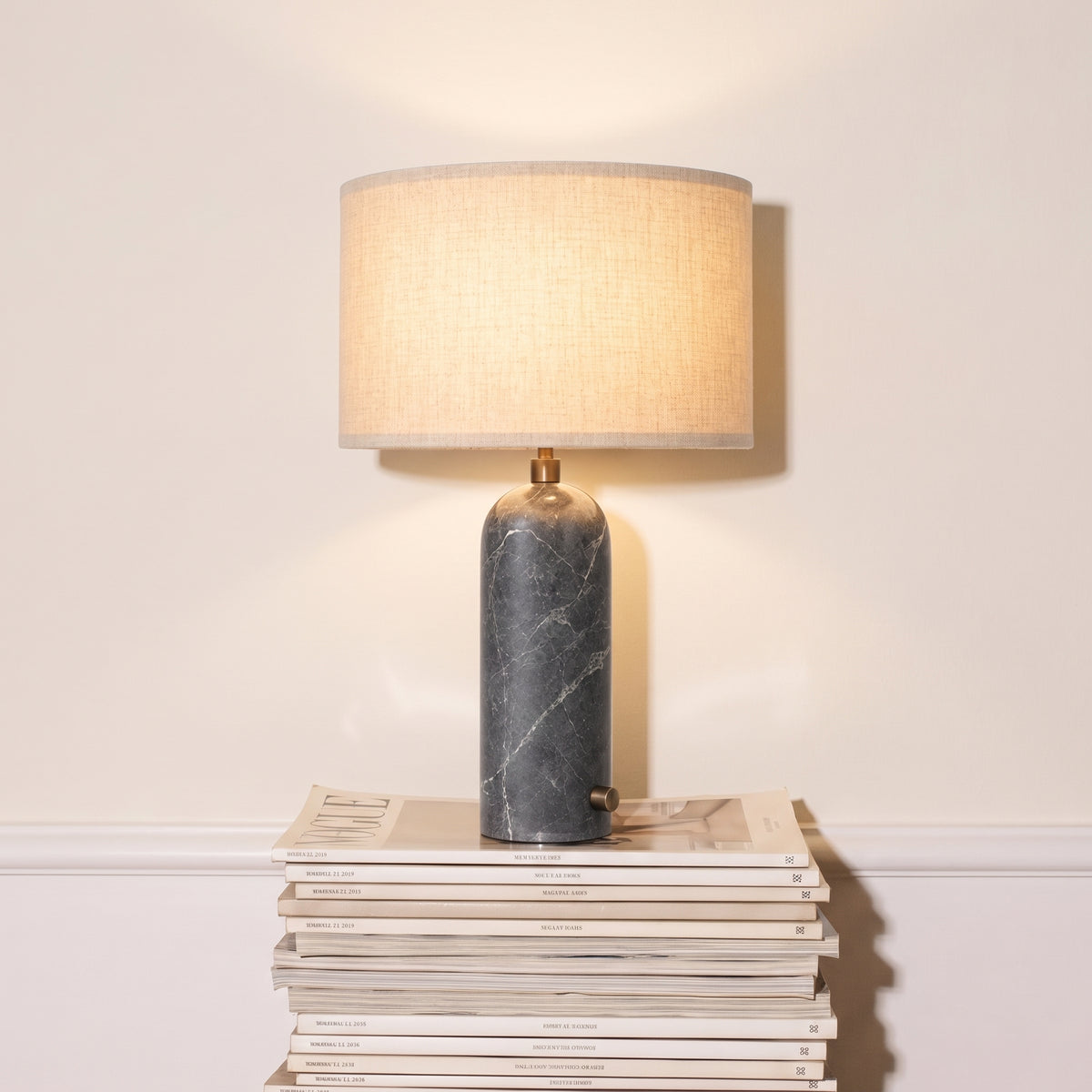 Lampe à poser Nimbus en marbre et soie