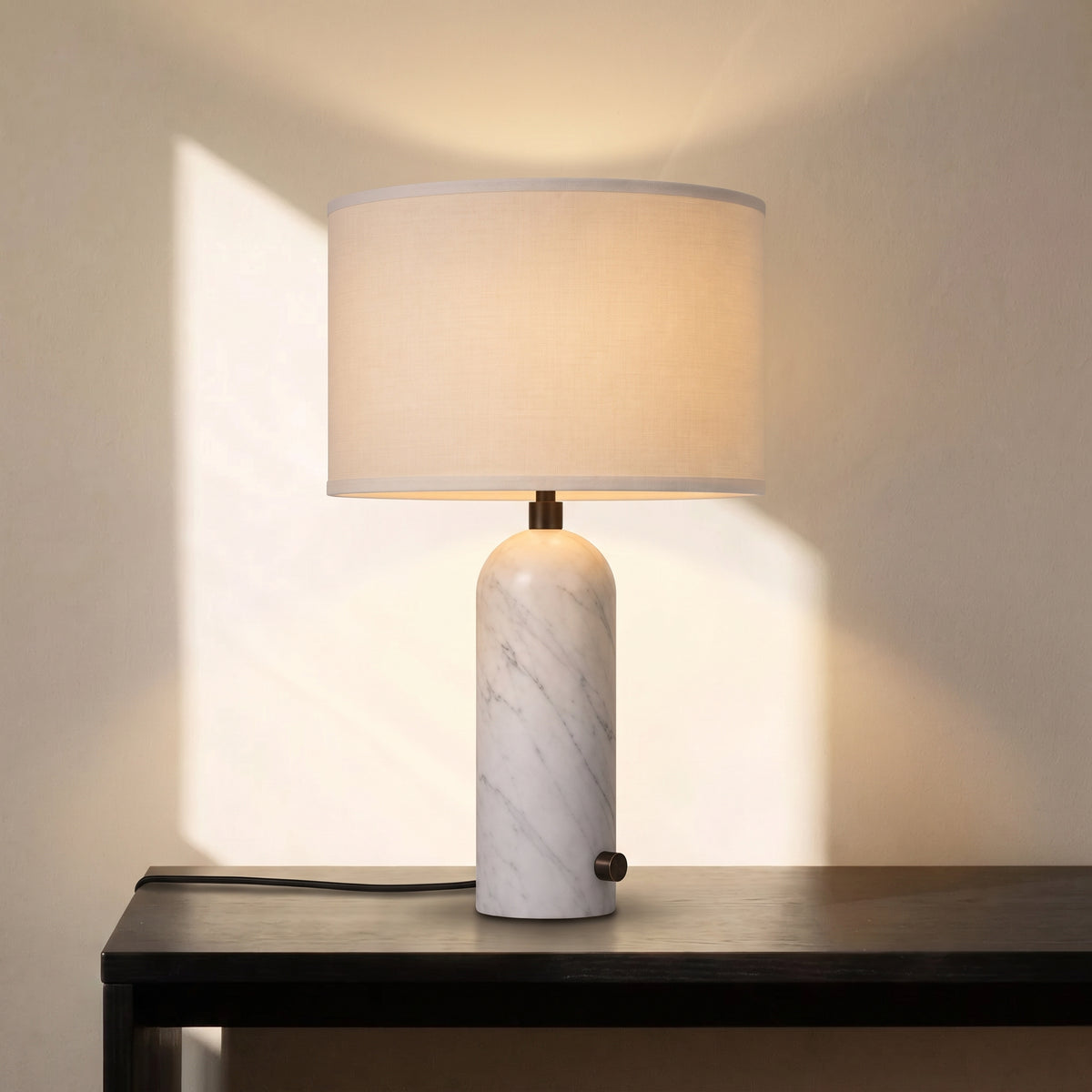 Lampe à poser Nimbus en marbre et soie