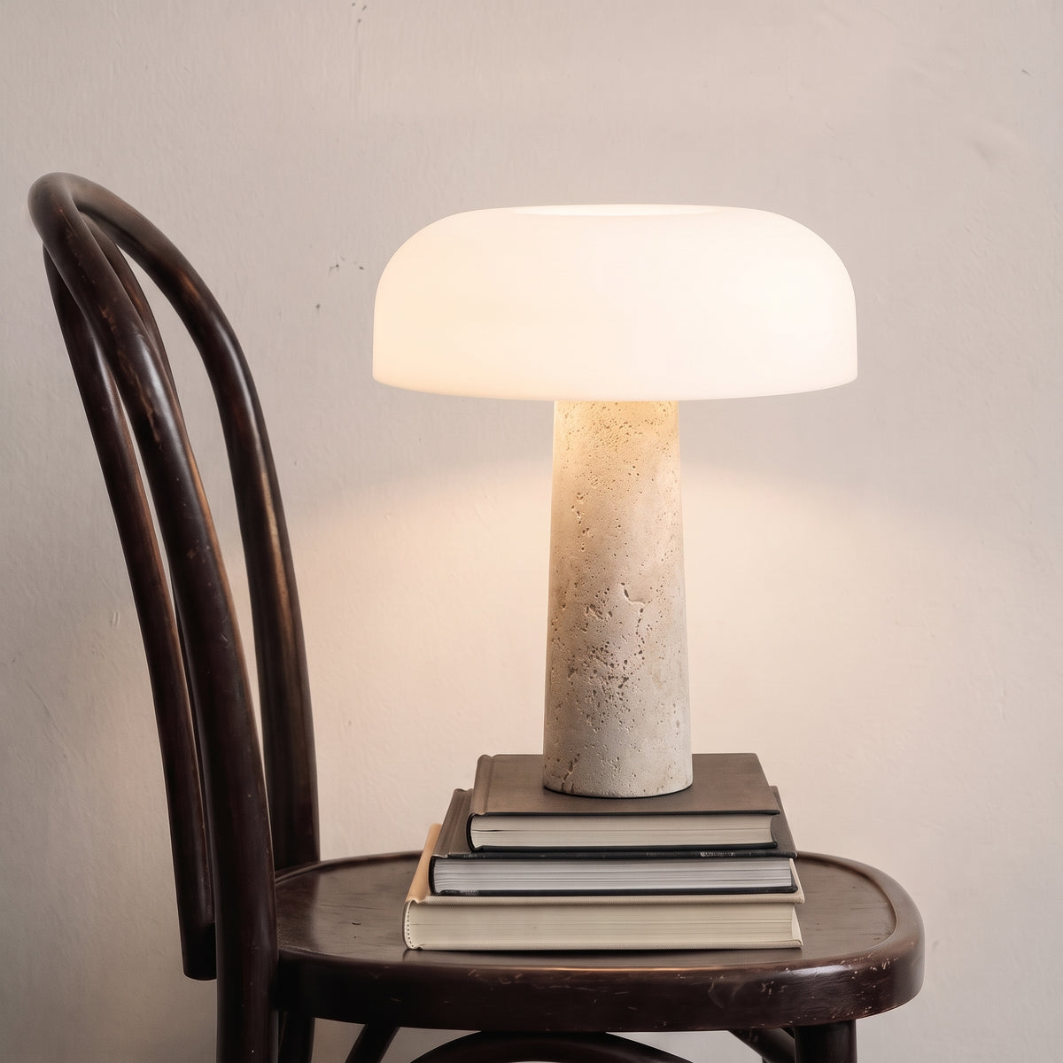 Lampe à poser Ombra en travertin blanc