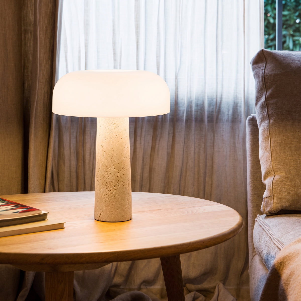 Lampe à poser Ombra en travertin blanc