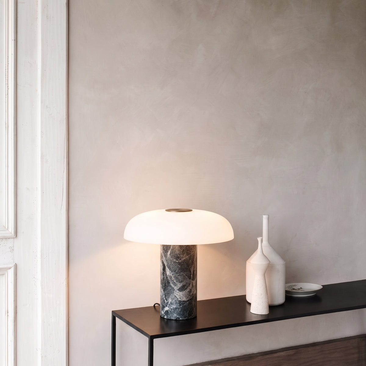 Lampe à poser Pelar en marbre et verre