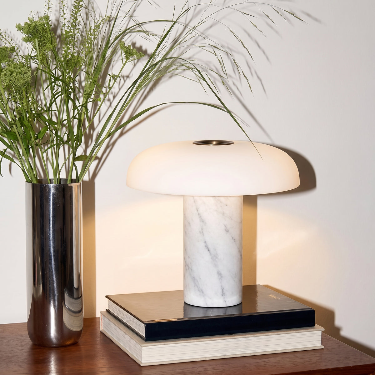 Lampe à poser Pelar en marbre et verre