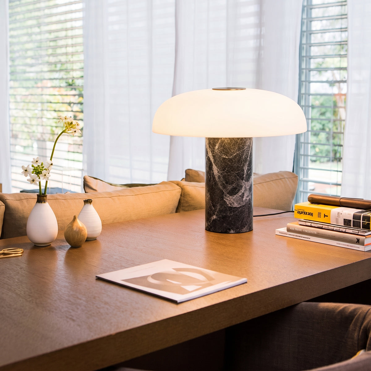 Lampe à poser Pelar en marbre et verre