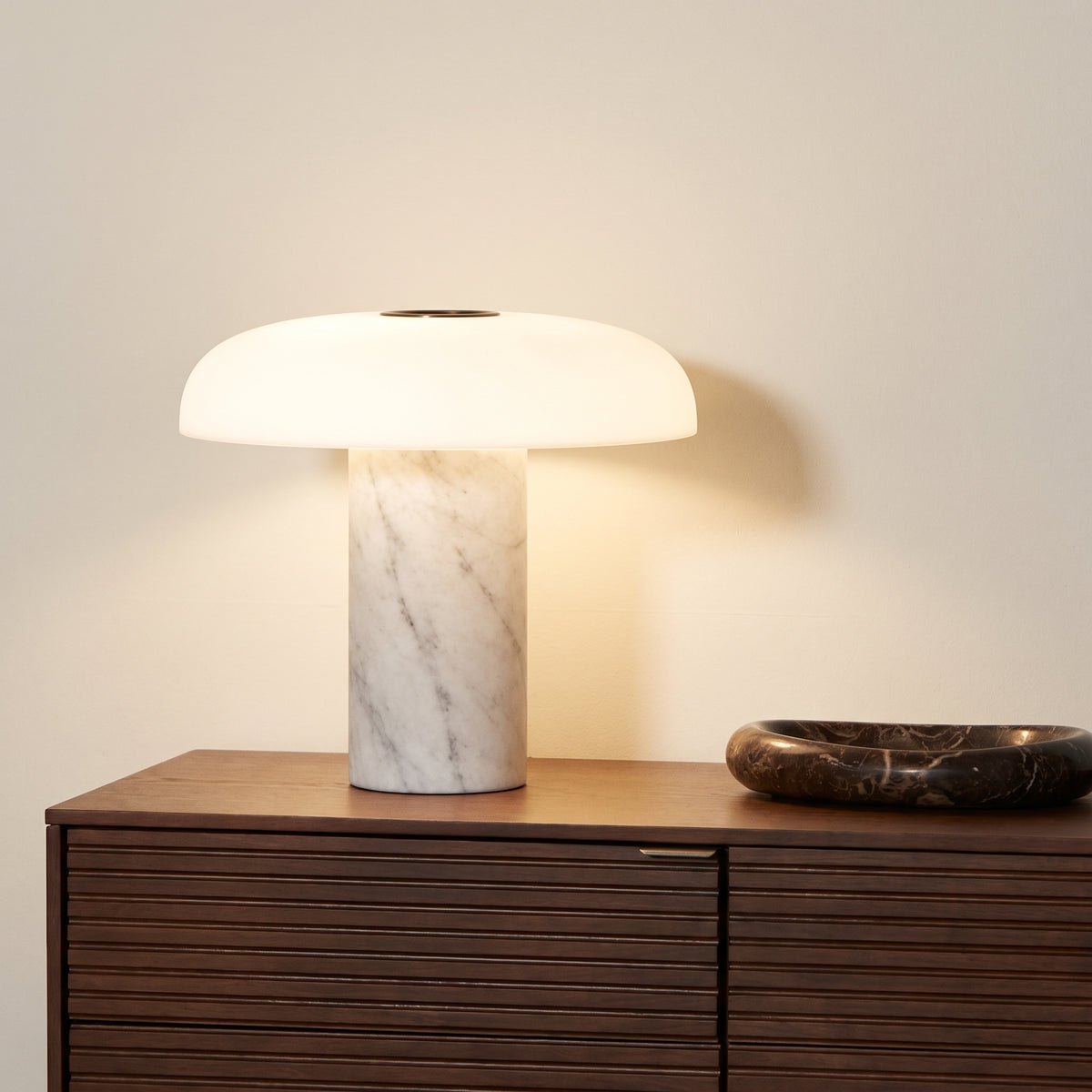 Lampe à poser Pelar en marbre et verre