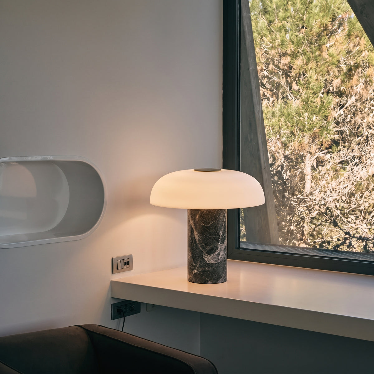 Lampe à poser Pelar en marbre et verre