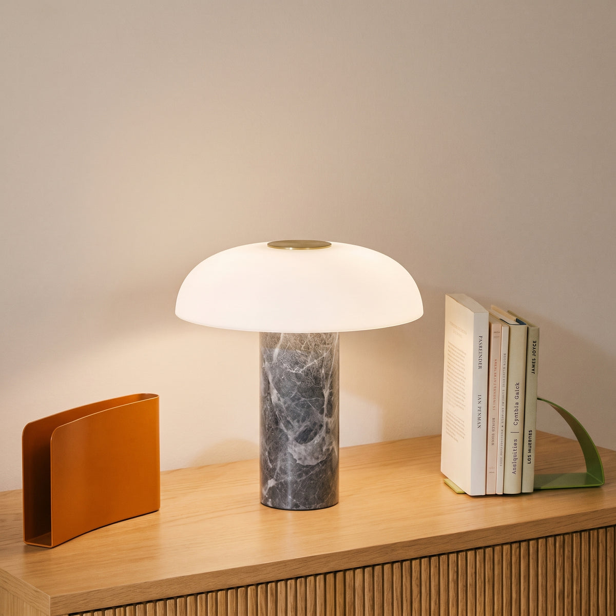 Lampe à poser Pelar en marbre et verre