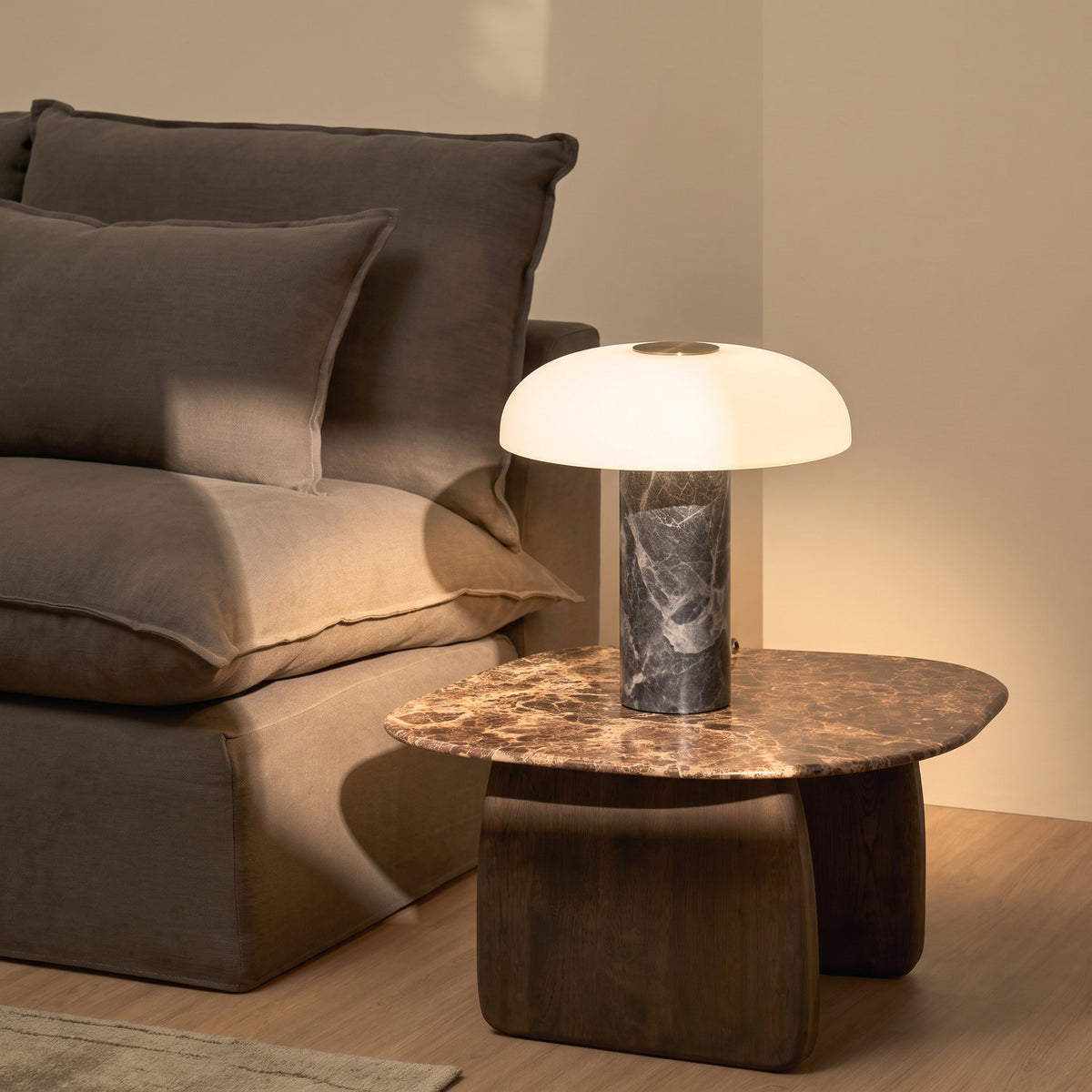 Lampe à poser Pelar en marbre et verre