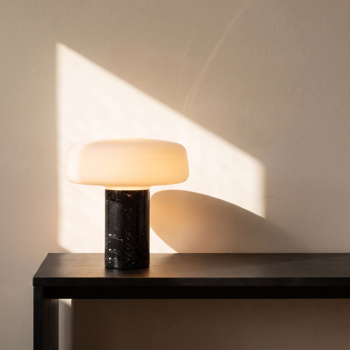 Lampe à poser Velka en marbre, style danois