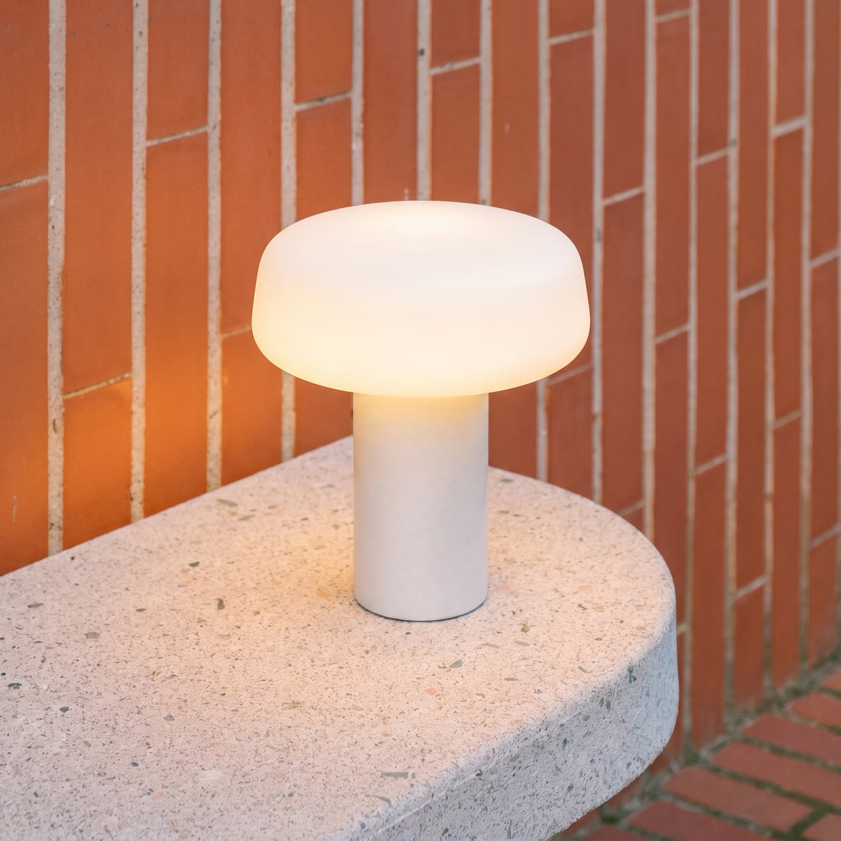 Lampe à poser Velka en marbre, style danois