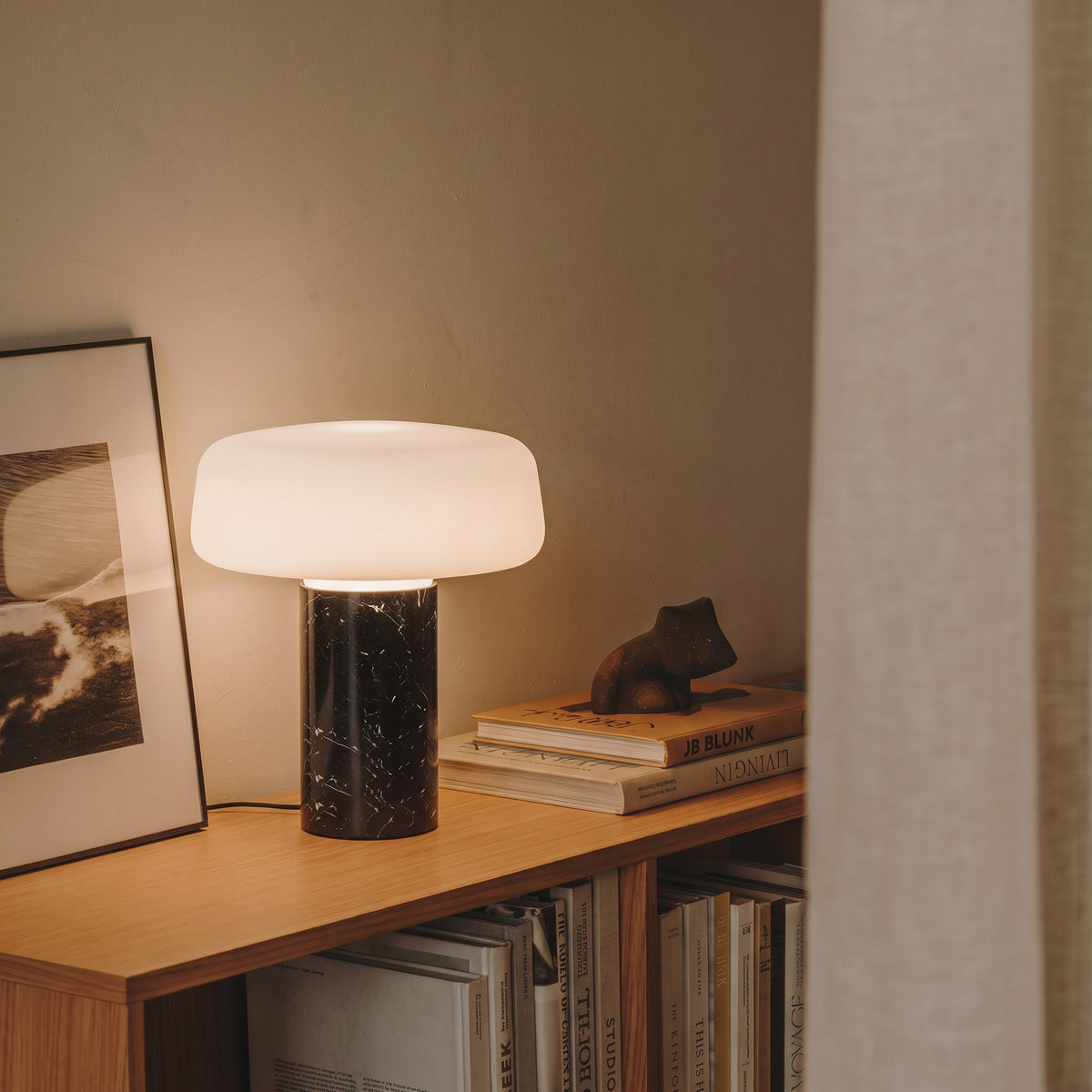 Lampe à poser Velka en marbre, style danois