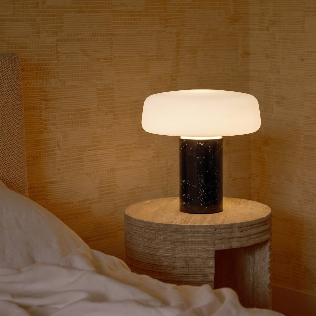 Lampe à poser Velka en marbre, style danois