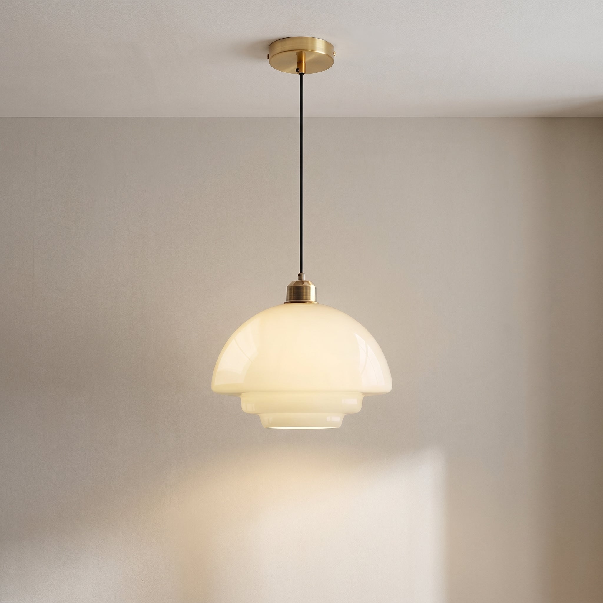Szklana lampa wisząca w kolorze mlecznej bieli