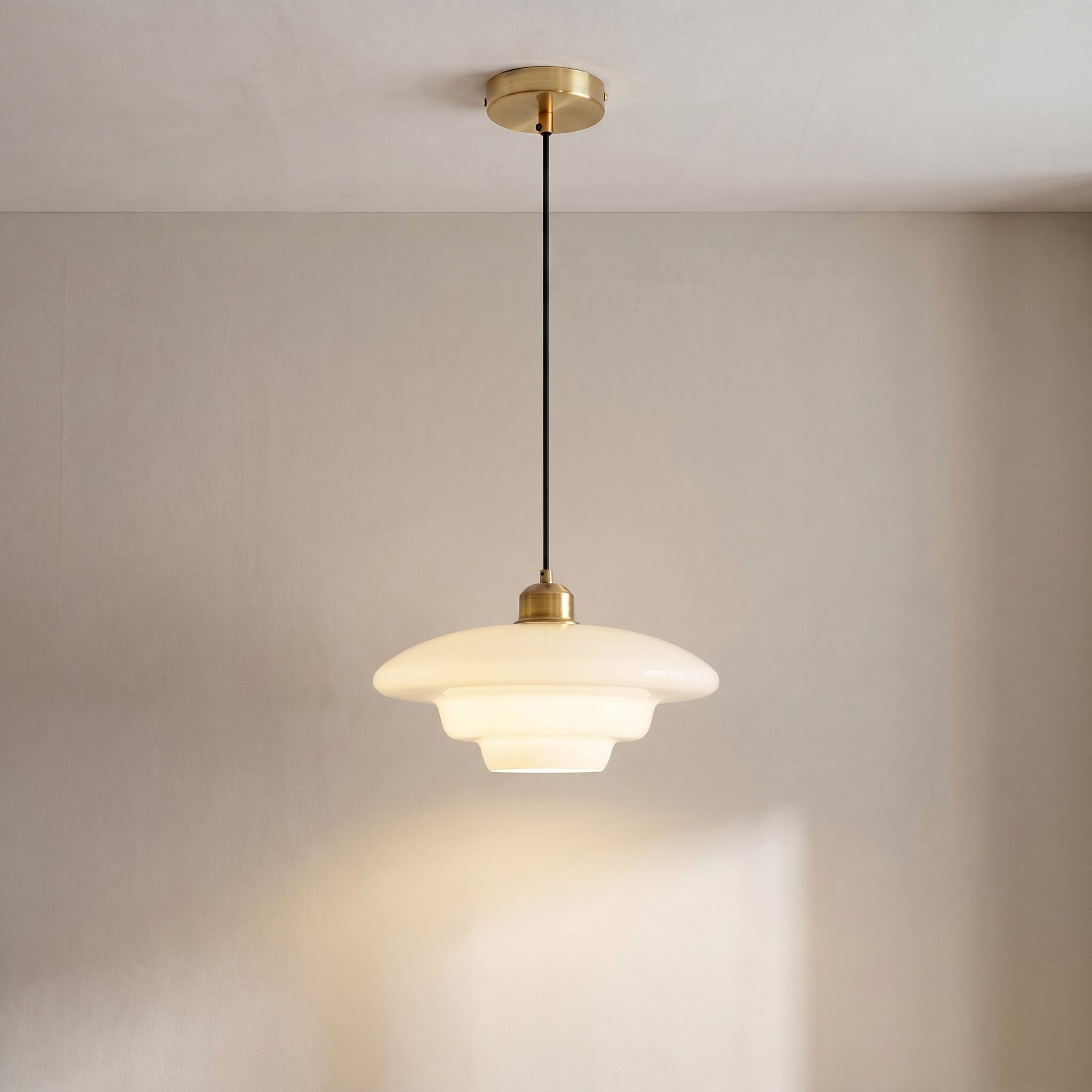 Szklana lampa wisząca w kolorze mlecznej bieli