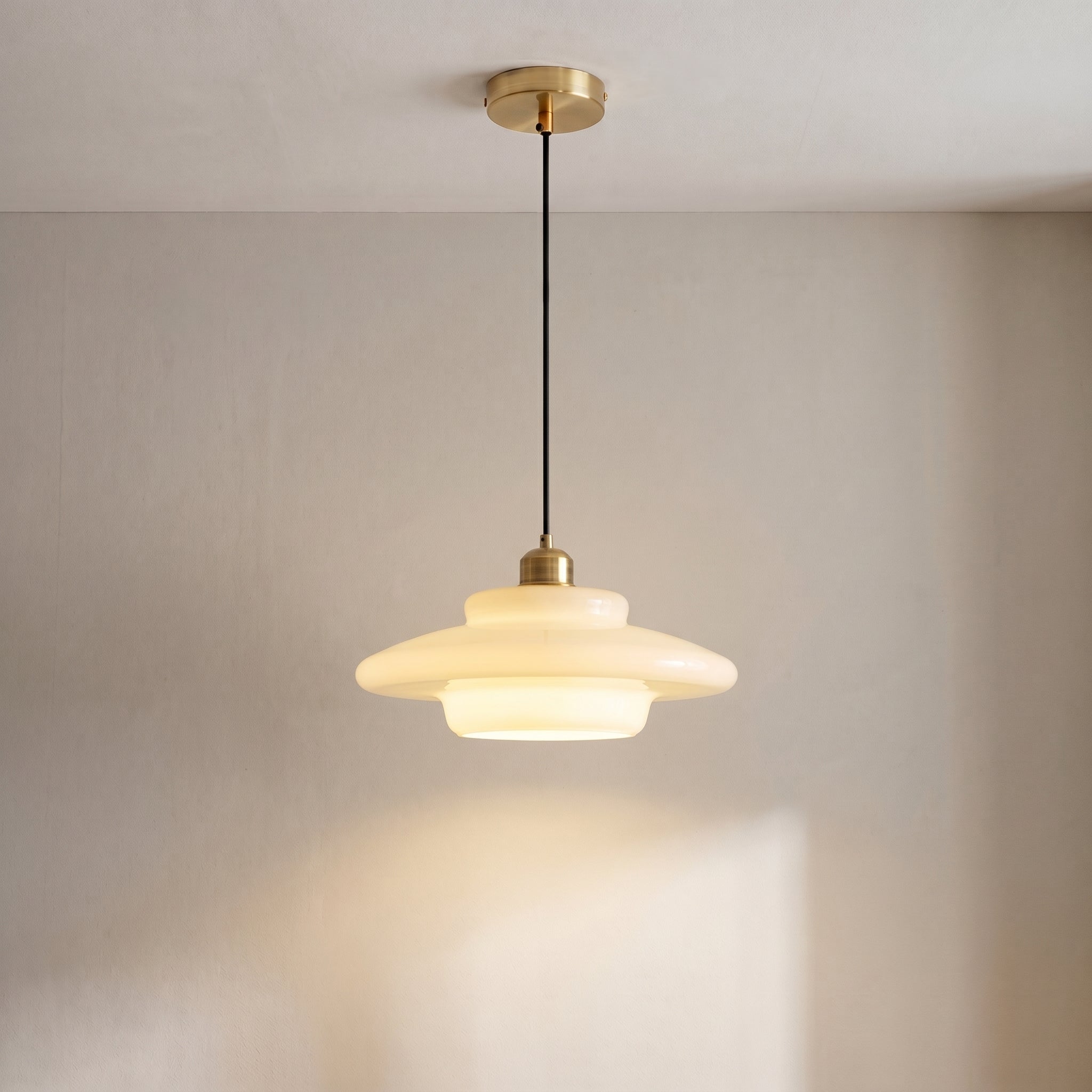 Szklana lampa wisząca w kolorze mlecznej bieli