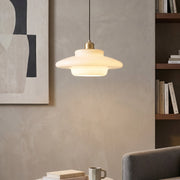 Szklana lampa wisząca w kolorze mlecznej bieli